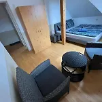 Guest house Doppelzimmer, Tv- Bad, Kuehlschrank- Parkplatz-17 Meine